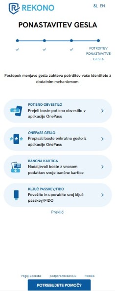 Mobilni zaslon aplikacije Rekono prikazuje korake postopka ponastavitve gesla. Prikazana je črta s štirimi koraki in označenim zadnjim korakom »Potrditev ponastavitve gesla«. Spodaj so ponujeni načini potrditve identitete, vključno s potisnim obvestilom in enkratnim geslom iz aplikacije OnePass.