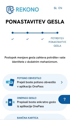 Mobilni zaslon aplikacije Rekono prikazuje korake postopka ponastavitve gesla. Prikazana je črta s štirimi koraki in označenim zadnjim korakom »Potrditev ponastavitve gesla«. Spodaj so ponujeni načini potrditve identitete, vključno s potisnim obvestilom in enkratnim geslom iz aplikacije OnePass.