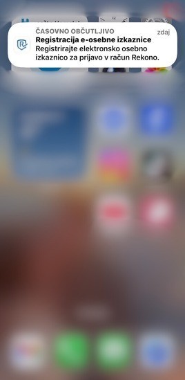 Prejem potisnega obvestila na mobilni napravi.